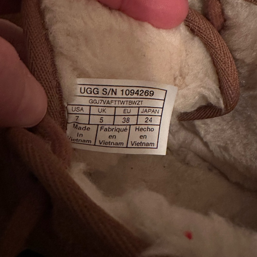 Very gently used uggs - Picture 2 of 7
